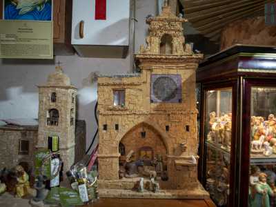 Utilizzando il sughero dei tappi di bottiglia, per esempio, � riuscito a modellare le riproduzioni in scala di due importanti monumenti cittadini: il palazzo del Sedile e la chiesa della Veterana
